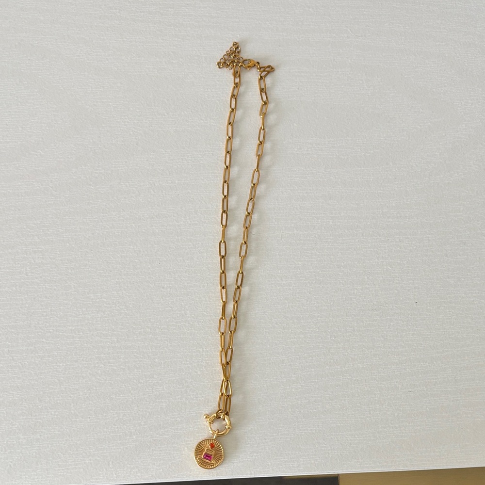 Chic Gold Necklace with Red Accent